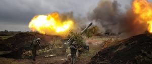  Soldaten feuern aus einer 152-mm-Haubitze 2A36 „Giatsint-B“ an einem ungenannten Ort in der Region Donezk im Osten der Ukraine auf ukrainische Truppen.  