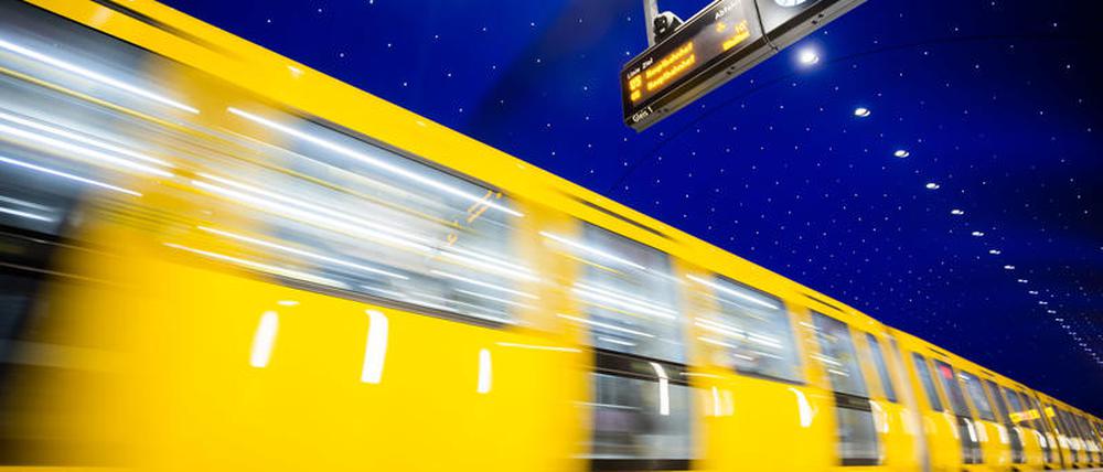 Eine U-Bahn fährt am U-Bahnhof Museumsinsel ein (Symbolfoto).