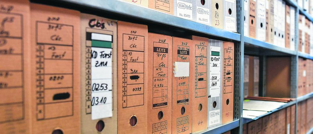 Stasi-Akten in einem Magazinraum in Brandenburgs einziger Stasi-Unterlagenbehörde in Frankfurt (Oder).