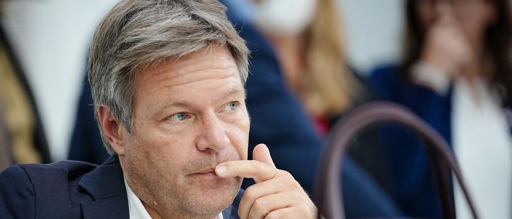 Robert Habeck nimmt an der Bundestagsfraktionssitzung seiner Partei teil. 
