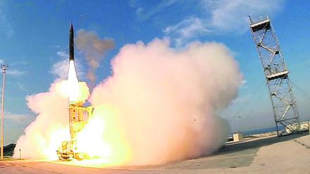 Für den neuen Schutzschirm sollen „Arrow 3“-Raketen benutzt werden, wie das Modell, das hier bei einem Test 2015 in Israel zu sehen ist.