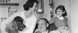 Glücklich zu Viert. Werner Richard Heymann mit Ehefrau Elisabeth Millberg, Tochter Elisabeth und Pudel Bessy, Februar 1961. „Irgendwo auf der Welt gibt’s ein kleines bisschen Glück ...“, hatte Heymann 1932 als Schellack-Schlager gereimt und vertont. Hier hatte er sein Glück gefunden. Foto: privat