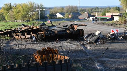 Diese Aufnahme vom 7. Oktober 2022 zeigt einen zerstörten russischen Panzer auf einer Straße in der Nähe von Izyum in der Ostukraine. 