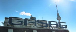 ARCHIV - Der Schriftzug der Berliner Gaswerke Aktiengesellschaft (GASAG) ist am 10.05.2016 in Berlin zu sehen, im Hintergrund der Fernsehturm. (zu "Jahres-Pk der GASAG" vom 11.04.2017) Foto: Bernd von Jutrczenka/dpa +++(c) dpa - Bildfunk+++