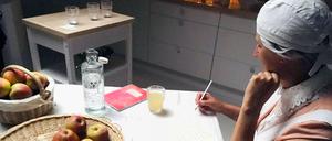 Alice (Petra Kuss) schreibt Rezepte auf.