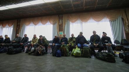 Russische Reservisten an einem Sammelpunkt im Rahmen einer Teilmobilisierung von Truppen zur Unterstützung der militärischen Kampagne des Landes in der Ukraine (Symbolbild)