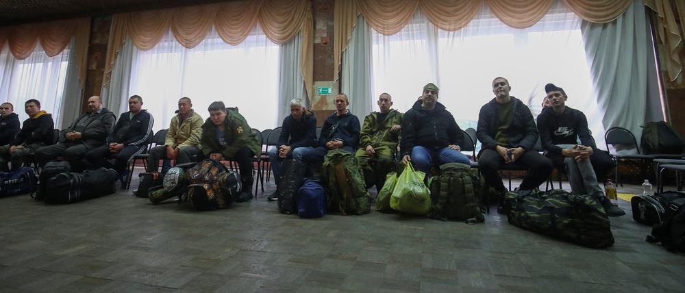 Russische Reservisten an einem Sammelpunkt im Rahmen einer Teilmobilisierung von Truppen zur Unterstützung der militärischen Kampagne des Landes in der Ukraine (Symbolbild)