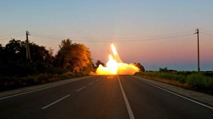 Der ukrainische Generalstab hat Fotos veröffentlicht, auf denen zu sehen ist, wie die ukrainischen Truppen moderne Himars-Systeme gegen russische Ziele einsetzt (Symbolbild).