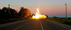 Die ukrainische Wochenzeitung „Kyiv Post“ meldet, dass dutzende russische Soldaten in einem Ausbildungslager auf der Insel Dscharylhatsch in der Region Cherson durch einen ukrainischen Himars-Angriff getötet wurden (Symbolbild).