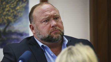  Der Verschwörungstheoretiker Alex Jones versucht, Fragen zu seinen E-Mails zu beantworten.