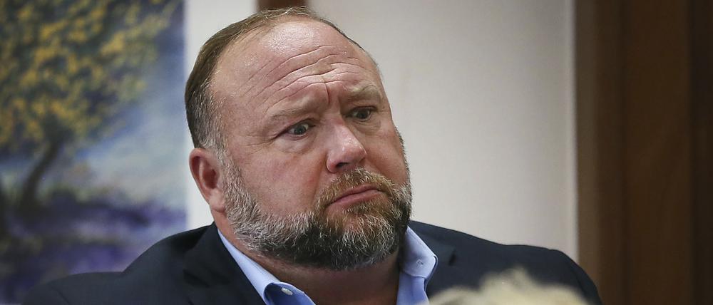  Der Verschwörungstheoretiker Alex Jones versucht, Fragen zu seinen E-Mails zu beantworten.