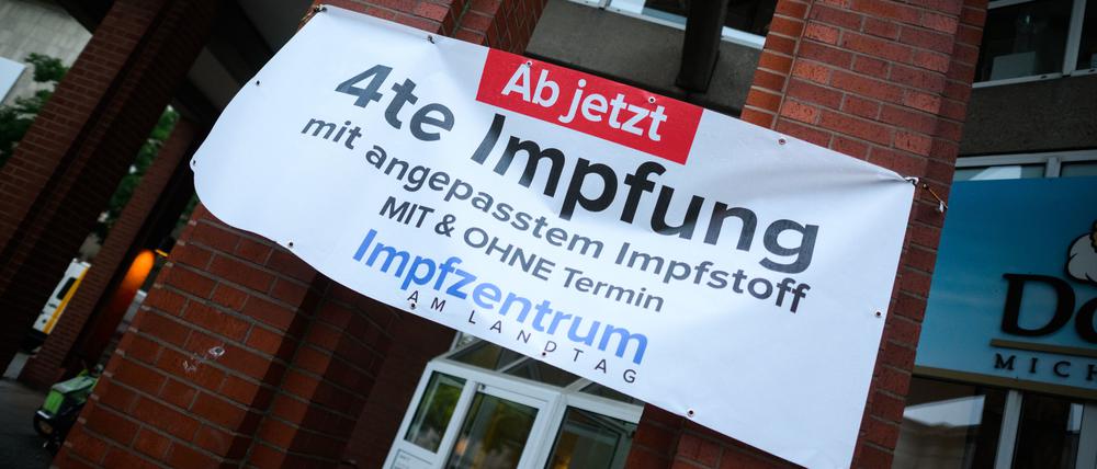 Ein Banner wirbt am Impfzentrum für die zweite Booster-Impfung.