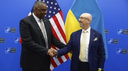 Lloyd Austin, Verteidigungsminister der USA, schüttelt Oleksij Resnikow, Verteidigungsminister der Ukraine, die Hand.