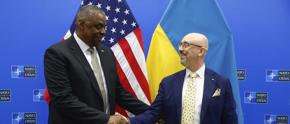 Lloyd Austin, Verteidigungsminister der USA, schüttelt Oleksij Resnikow, Verteidigungsminister der Ukraine, die Hand.