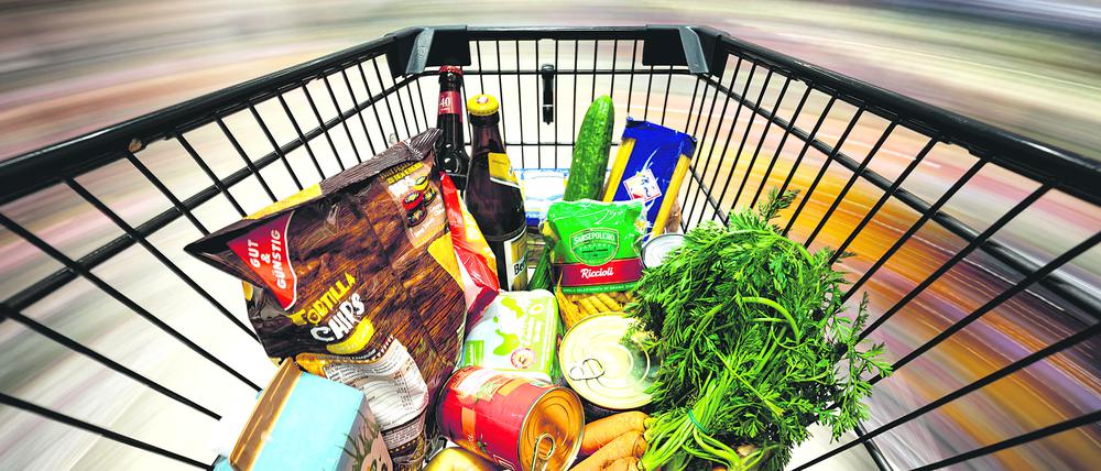 Ein Einkauf liegt in einem Einkaufswagen in einem Supermarkt (Symbolbild).
