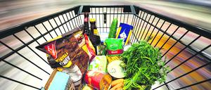 Ein Einkauf liegt in einem Einkaufswagen in einem Supermarkt (Symbolbild).