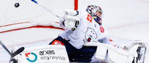Wieder drin. Die Eisbären (hier Torwart Tobias Ancicka beim 1:7 in Göteborg) haben sich denkbar schlecht verkauft in Europa. 