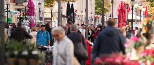 Die Inflation und die drastisch gestiegenen Energiepreise führen zu leeren Geldbeuteln. Nicht nur in der Brandenburger Straße wirkt sich dies bislang aber offenbar kaum auf die Einkaufsbeutel aus. 