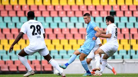Mladen Cvjetinovic (Mi.) geht bereits in jungen Jahren voran.