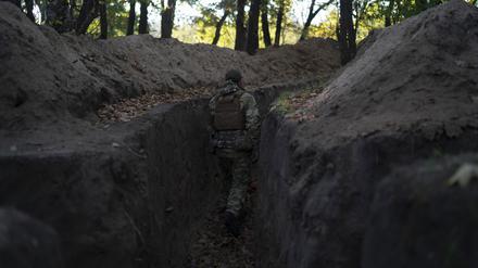 Ein ukrainischer Soldat überprüft die von russischen Soldaten ausgehobenen Schützengräben.