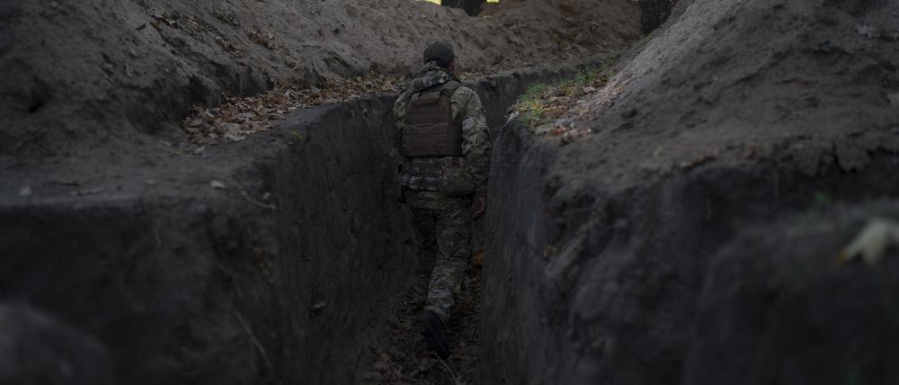 Ein ukrainischer Soldat überprüft die von russischen Soldaten ausgehobenen Schützengräben.