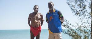 „Das Wichtigste für uns ist, unser Meeresgebiet zu schützen.“ Dennis Tipakalippa (r.), Bewohner der Tiwi-Inseln, und Regionalratsvorsitzender Pirrawayingi Puruntatameri im August auf Melville Island.