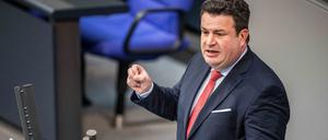 Hubertus Heil (SPD), Bundesminister für Arbeit und Soziales, spricht im Deutschen Bundestag. 