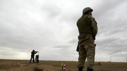 Rekruten schießen auf einem Schießplatz während einer militärischen Trainingseinheit.