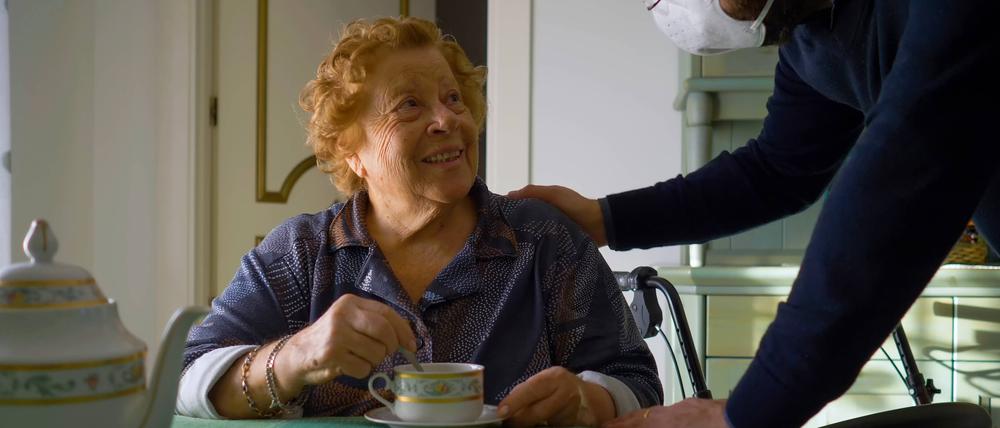 Da sein und Zuhören: Die Mitarbeiter von Helppy kommen nicht nur für klassische Pflegetätigkeiten zu ihren Patienten, sondern manchmal einfach als Gesellschaft.