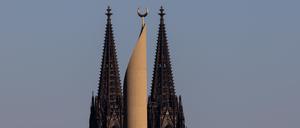 Das Minarett der Ditib-Zentralmoschee ragt vor den Türmen des Kölner Doms in den Himmel. Foto: Rolf Vennenbernd/dpa