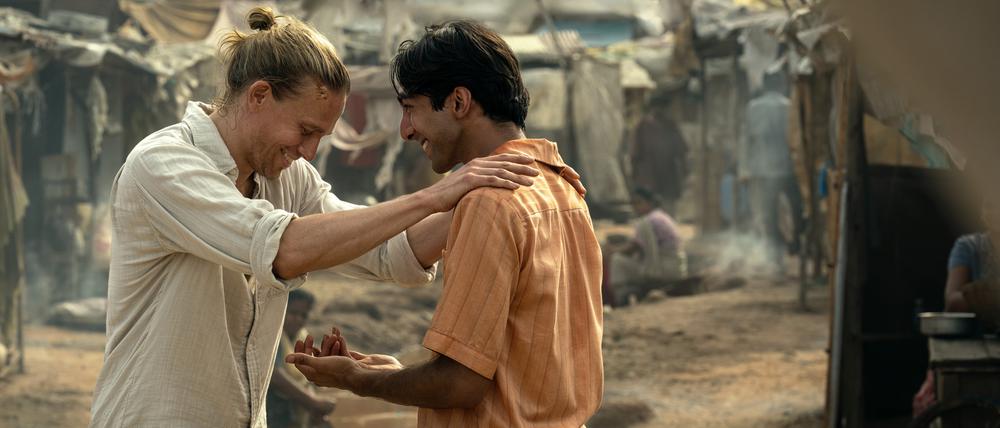Ohne seinen indischen Guide und Freund Prabhu (Shubham Saraf) wäre der flüchtige Lin Ford (Charlie Hunnam) im Bombay der 1980er Jahre aufgeschmissen.