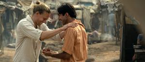 Ohne seinen indischen Guide und Freund Prabhu  (Shubham Saraf) wäre der flüchtige Lin Ford (Charlie Hunnam) im Bombay der 1980er Jahre aufgeschmissen. 