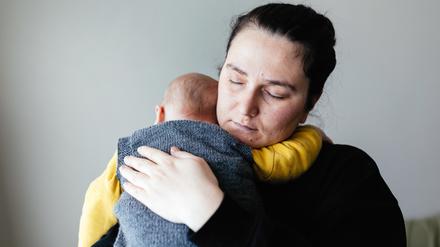 Dass Frauen nach der Geburt unter Babyblues leiden, also etwa Stimmungsschwankungen haben, wird höchstwahrscheinlich durch den abrupten Rückgang von Sexualhormonen nach der Geburt verursacht. 
