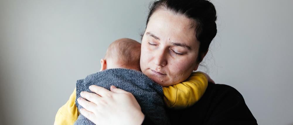 Dass Frauen nach der Geburt unter Babyblues leiden, also etwa Stimmungsschwankungen haben, wird höchstwahrscheinlich durch den abrupten Rückgang von Sexualhormonen nach der Geburt verursacht.