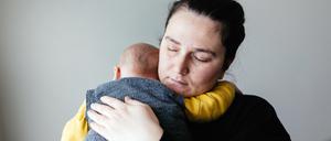 Dass Frauen nach der Geburt unter Babyblues leiden, also etwa Stimmungsschwankungen haben, wird höchstwahrscheinlich durch den abrupten Rückgang von Sexualhormonen nach der Geburt verursacht. 