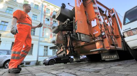 Müllwagen müssen sich an immer größeren Autos vorbeischieben.