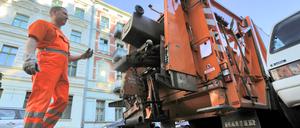 Müllwagen müssen sich an immer größeren Autos vorbeischieben.