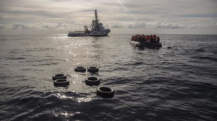 Migranten sitzen in einem Schlauchboot (Symbolfoto).
