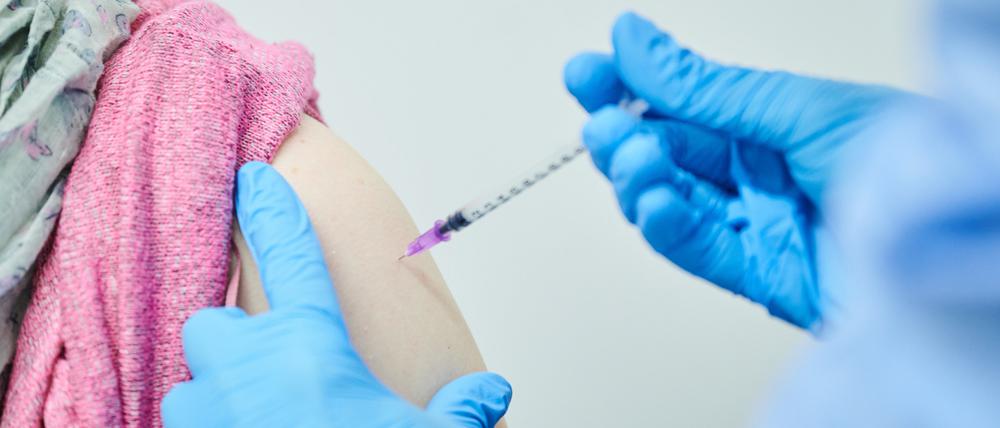 Die Johanniter haben den Betrieb des Impfzentrums im Ring-Center im November 2021 übernommen und seitdem mehr als 100.000 Impfungen verabreicht.