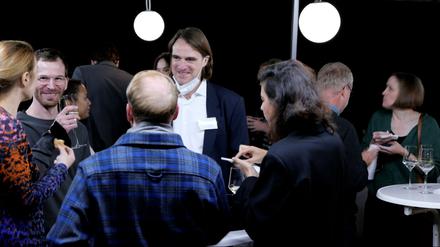 Der Sozialphilosoph Martin Saar darf im Jahr 2022/2023 als Fellow am Wissenschaftskolleg zu Berlin forschen und unterhält sich auf dem Empfang des neuen Jahrgangs auf der Terrasse der Wiko-Villa mit den Gästen.