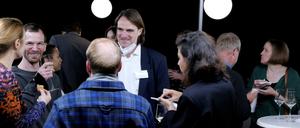 Der Sozialphilosoph Martin Saar darf im Jahr 2022/2023 als Fellow am Wissenschaftskolleg zu Berlin forschen und unterhält sich auf dem Empfang des neuen Jahrgangs auf der Terrasse der Wiko-Villa mit den Gästen.