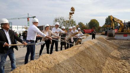 Spatenstich im Potsdamer Süden: Am Donnerstag ist der Beginn der Bauarbeiten für das geplante GLSS-Paketzentrum gefeiert worden.
