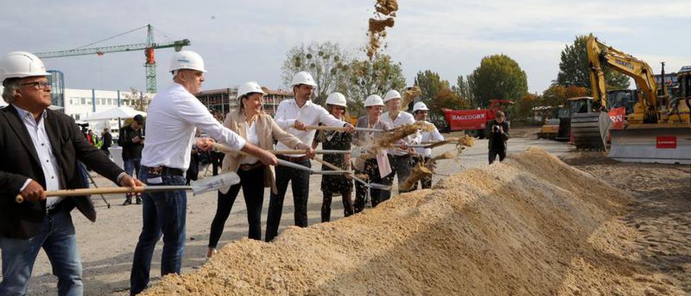 Spatenstich im Potsdamer Süden: Am Donnerstag ist der Beginn der Bauarbeiten für das geplante GLSS-Paketzentrum gefeiert worden.