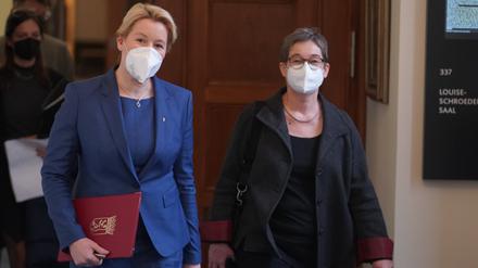 Franziska Giffey (l, SPD), Regierende Bürgermeisterin, und Ulrike Gote (Bündnis90/Die Grünen), Senatorin für Wissenschaft, Gesundheit, Pflege und Gleichstellung, nach der Sitzung des Berliner Senats im Rotes Rathaus.