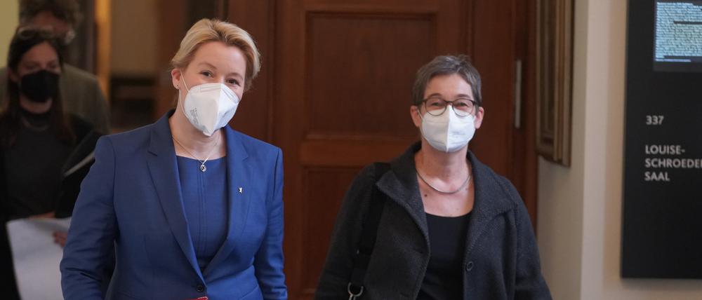 Franziska Giffey (l, SPD), Regierende Bürgermeisterin, und Ulrike Gote (Bündnis90/Die Grünen), Senatorin für Wissenschaft, Gesundheit, Pflege und Gleichstellung, nach der Sitzung des Berliner Senats im Rotes Rathaus.