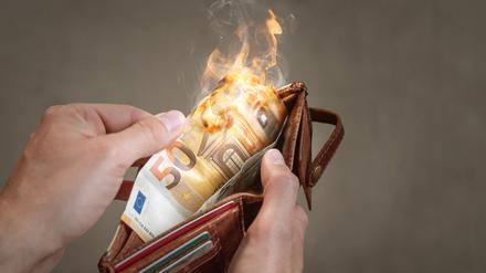 Die Inflation verbrennt Vermögen: Das Geld wird von Monat zu Monat weniger wert.