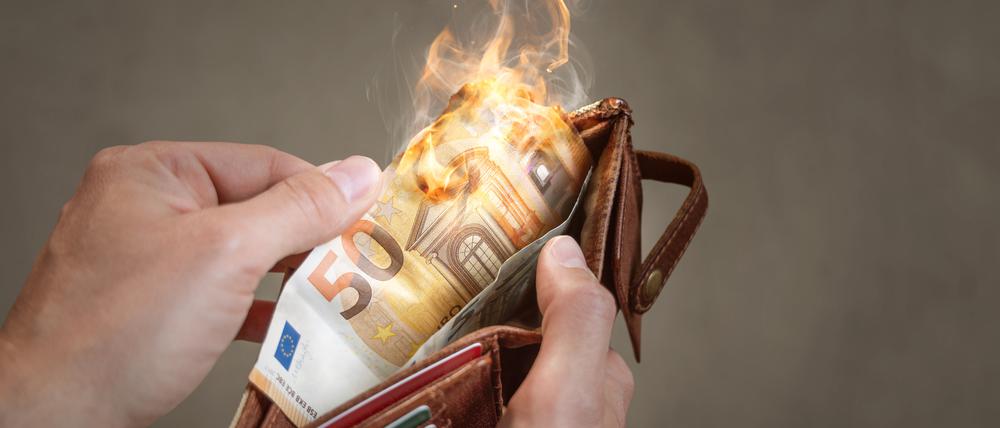 Die Inflation verbrennt Vermögen: Das Geld wird von Monat zu Monat weniger wert.