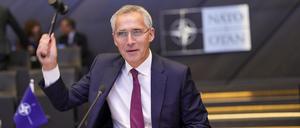 Jens Stoltenberg, NATO-Generalsekretär, eröffnet mit einem Hammerschlag eine Sitzung der NATO-Verteidigungsminister im NATO-Hauptquartier. 