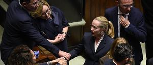Anspannung im Lager der Siegerin: Die Mehrheiten von Giorgia Meloni (Mitte) wackelten am Donnerstag sowohl im Abgeordnetenhaus (Bild) wie auch in der zweiten Parlamentskammer, dem Senat.