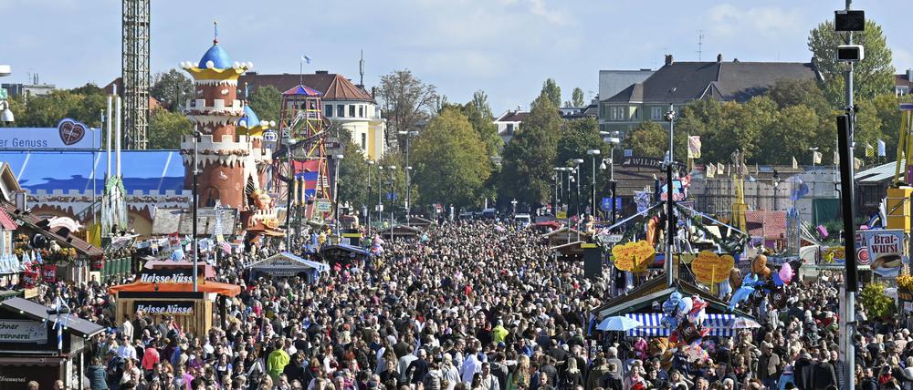 Eng beieinander. Menschenmassen beim Abschlusstag vom Oktoberfest 2022 auf der Theresienwiese.